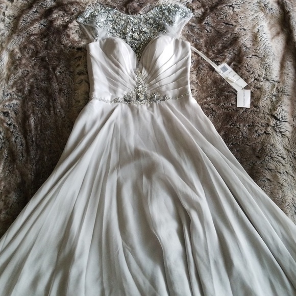 Lasting Moments elegant gown - Picture 4 of 6